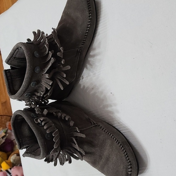 Minnetonka Gray Suede Ankle Booties Moccasins Womens Fringed Zips Sz 7 GUC - Picture 9 of 11